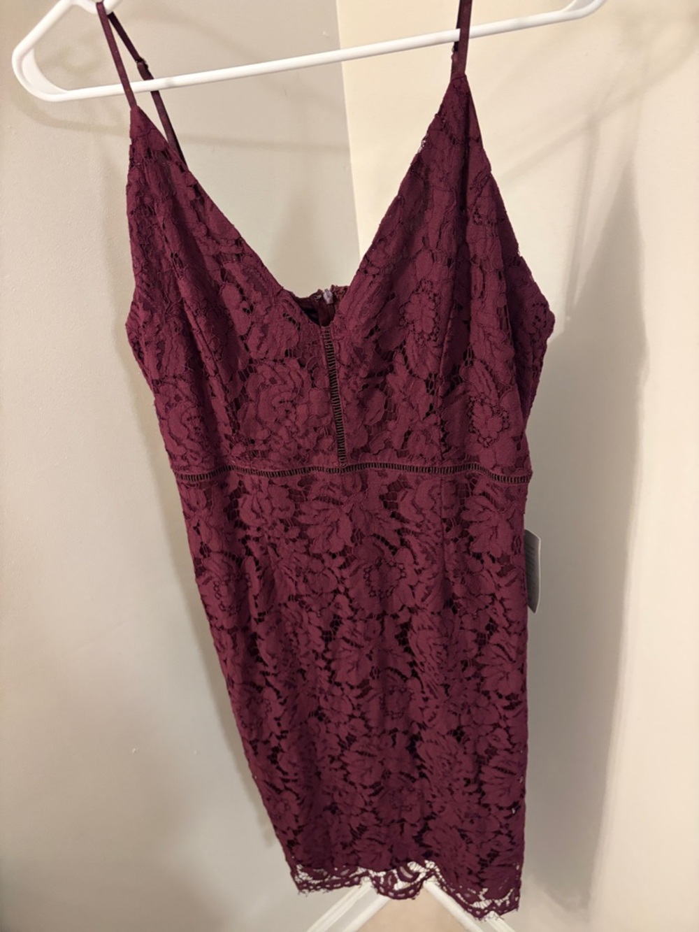 Sleeveless Lace Sheath Dress in Burgundy - Picture 7 of 9